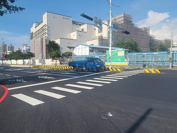 中華西路與南島路口增設左轉專用車道。圖／台南市交通局提供