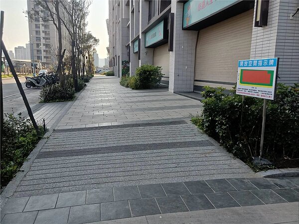 新北市政府工務局首次提供沿街步道式開放空間及無遮簷人行道鋪面給予修繕補助，鼓勵社區和市府携手共同提升都市步行環境，10月底前歡迎符合資格社區管委會踴躍提出申請，以免向隅。圖／新北市工務局提供
