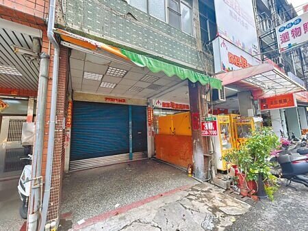 
高雄知名冰店「欣豐冰店」7月發生食物中毒，44人食用冰品感染沙門氏桿菌，目前冰店仍在與受害者們協調賠償方案當中，記者5日前往店家地址，發現店家早已搬家，鐵門拉下、招牌拆除，人去樓空。（崔正綱攝）

