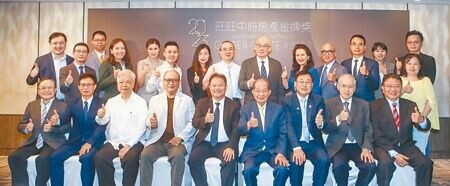 
2023旺旺中時房產金牌獎高峰論壇5日舉行，中時副社長王儒哲（前排左五）、台北市建商公會理事長陳勝宏（前排右四）、全國代銷公會理事長謝坤成（前排左四）、不動產經紀業營保基金主委王瑞祺（前排右三）等人出席。（鄧博仁攝）
