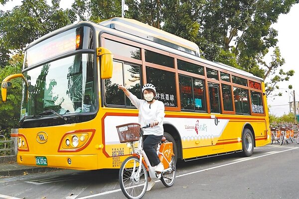 嘉義市長黃敏惠鼓勵大家騎乘Youbike、搭電動公車遊嘉義輕鬆又優雅。（嘉義市政府提供／廖素慧嘉市傳真）