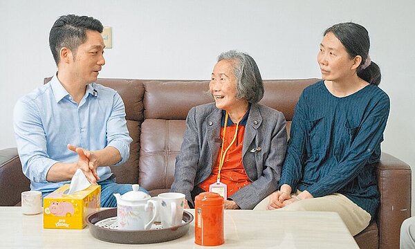 台北市南港區東明社會住宅有5戶青銀換居皆完成媒合,市長蔣萬安(左)親自拜訪青銀換居媒合成功戶,聽取民眾對政策的心聲。(台北市都發局提供/丁上程台北傳真)