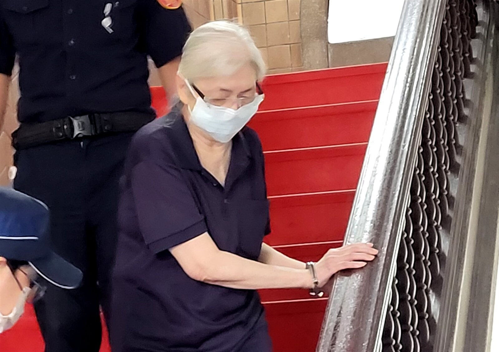 王姓婦人在家中廁所推倒90歲丈夫，拿水果刀猛刺胸口致死，台灣高等法院依殺人罪改判她6年徒刑，因羈押期20日屆滿，高院今開訊問庭，王婦希望能交保。記者王宏舜／攝影 