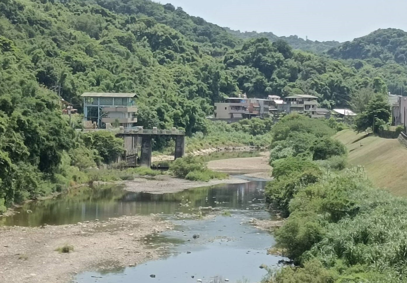 基隆河在7月初水位下降，水質變差時，水公司八堵抽水站仍取水使用，衍生自來水偏黃、有土霉味風波。聯合報系資料照片、記者邱瑞杰攝影 