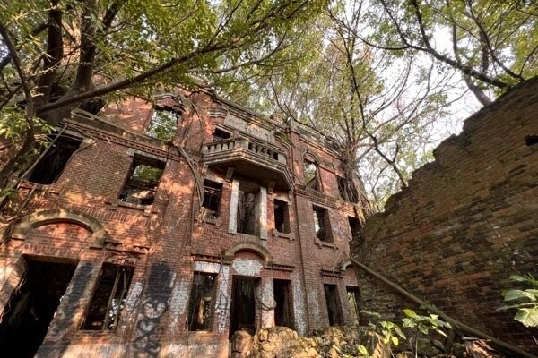 嘉義民雄「劉家古厝」二戰後人去樓空成廢墟,也是全台聞名四大鬼屋之一。圖/聯合報資料照片