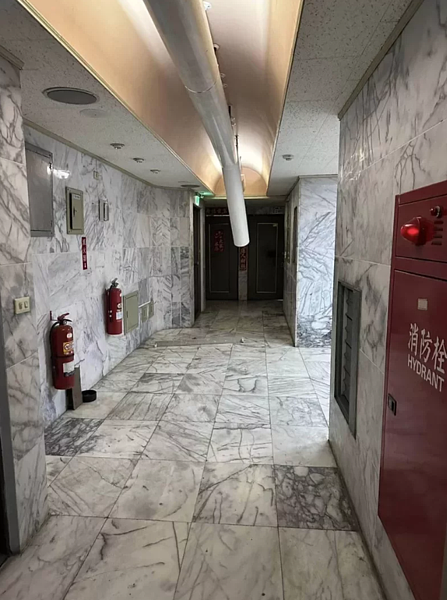 嘉義市昨傍晚5點30分發生5.5級強震，一陣天搖地動，溫姓退休公務員說，大地震住家每一個房間的東西都掉下來東倒西歪，冰箱和馬桶的水溢出來，大樓走廊的燈具也掉下來………非常驚恐！記者魯永明／翻攝