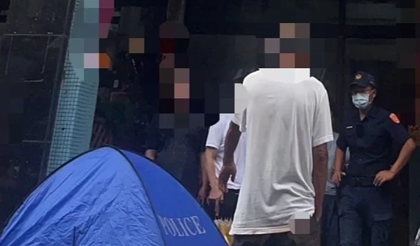 高雄七旬老翁昨天下午從自家透天樓房墜樓死亡，警方到場處理。圖／讀者提供
