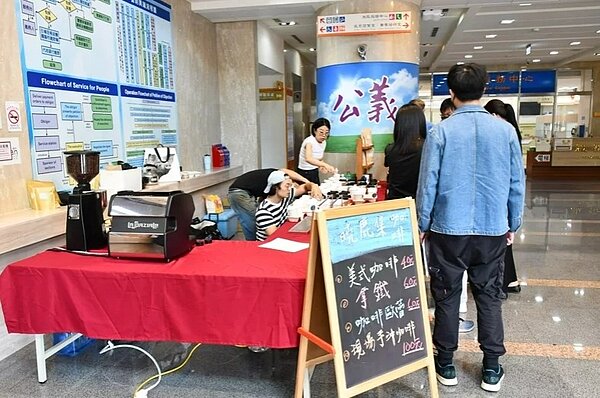 曉鹿集化身行動咖啡館，在士林分署販售咖啡。圖／士林分署提供
