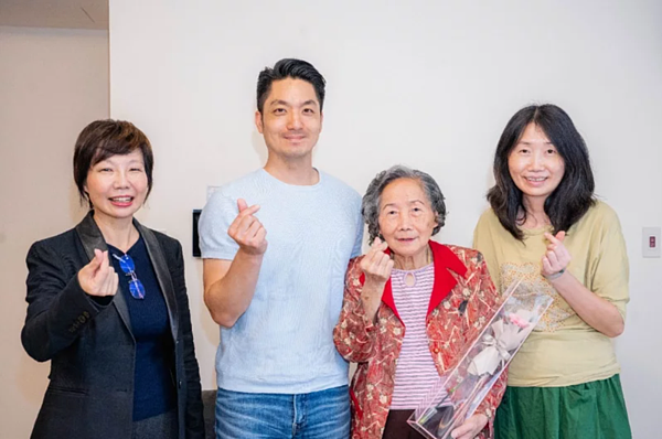 台北市長蔣萬安上任積極推動「社會住宅青銀換居計畫」,今年上半年新增南港東明社宅共5戶,目前已全數媒合成功,蔣在母親節前夕特別拜訪其中一名換居長者。圖/都發局提供