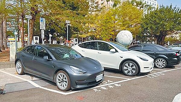 台中市公有停車場充電汽車停車格位,7月1日起採累進計費方式收費。(台中市政府提供/林欣儀台中傳真)