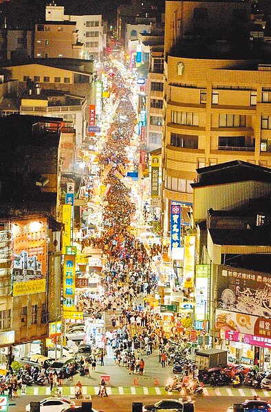 苗栗縣苑裡鎮年度限定的「鬼門關夜市」原先主辦單位喊停辦，引起地方譁然熱議，苑裡百年老市場災後重建自救會5日表態，將攜手苑裡青年團體「苑裡掀海風」共同接手辦理夜市。（鄭暉煌提供／李京昇苗栗傳真）