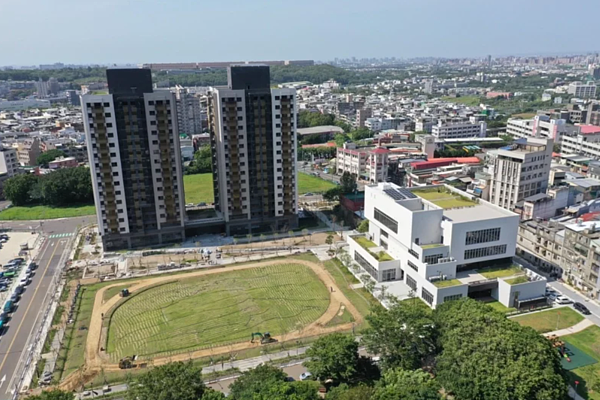 桃園楊梅一號社宅規畫住宅棟，提供3種房型共216戶住宅，原定今年3月完工，不過受疫情及缺工料影響，導致工程延宕半年，預計9月底前竣工後驗收，預計明年3月底入住、4月起租。圖／桃園市住發處提供
