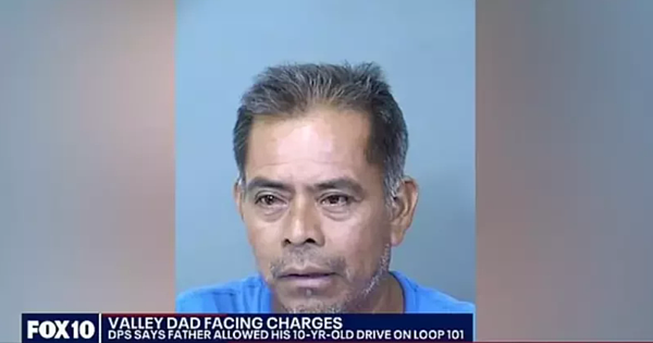 49歲男子阿瓦雷斯竟讓10歲兒子開車上高速公路,自己坐在副駕飲酒,遭到警方逮捕。截自影片