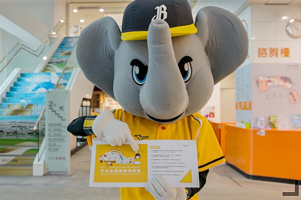 中信兄弟吉祥物「小翔」將出現在圖書車與民眾互動。圖／台中市立圖書館提供