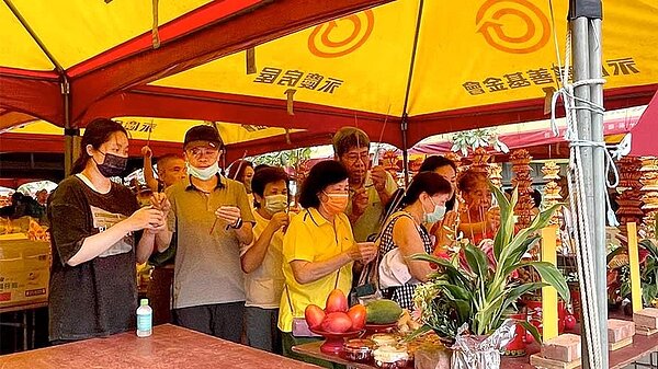 中元普渡活動,鼓勵里民以「以功代金」及「紙錢集中燒」等方式進行。圖/永慶房屋提供