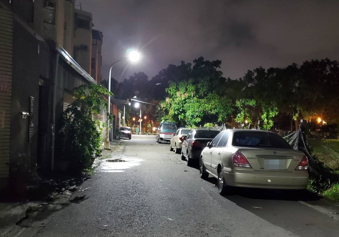 高雄楠梓區土庫八街507巷夜間燈光昏暗，兩側又都有車輛停放，讓原本狹窄的道路更難行駛。記者王勇超／攝影 