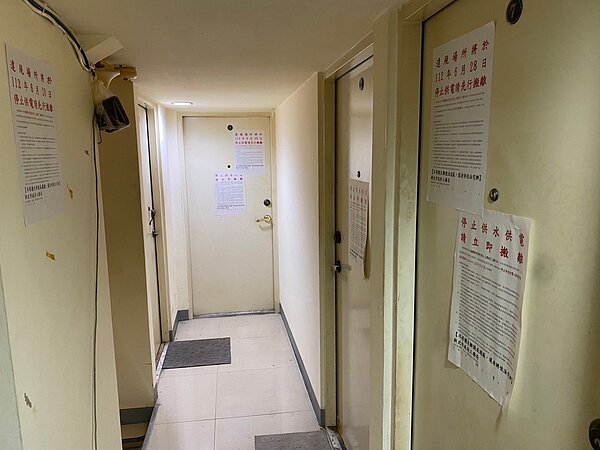 板橋大同街建築物地下室被屋主隔成10間套房出租牟利，遭新北市政府斷電處分。圖／新北市工務局提供