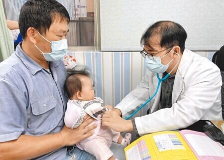 父母設籍台北市未滿2年,無法請領幼兒口服輪狀病毒疫苗補助,市議員吳世正認為以目前補助人數及經費來看尚有餘裕,應可考量縮短設籍與居住年限。示意圖與新聞事件無關。(本報資料照片)