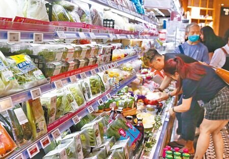 主計總處6日公布8月CPI,較上年同月漲2.52%。圖為民眾在超市購物。(王英豪攝)