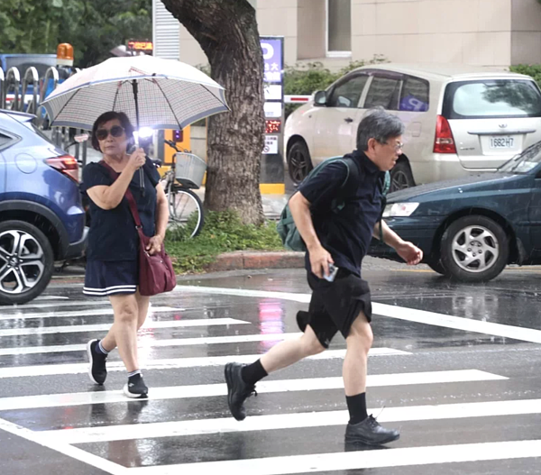今明兩天台灣水氣多,大氣仍很不穩定,午後易有局部大雷雨,伴隨「劇烈天氣」(雷擊、強風、瞬間強降雨)。聯合報資料照片