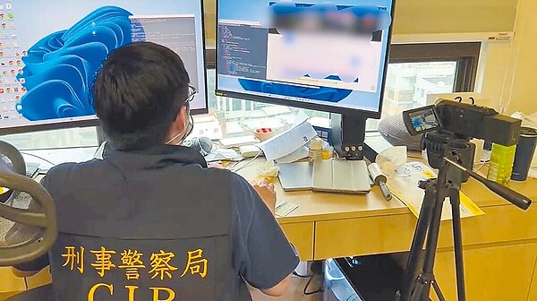 警方到周姓電腦工程師住處搜索，查獲自動搶票程式等贓證物。（翻攝照片／林郁平台北傳真）
