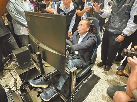 新北電競特展熱血登場,三大展區一次體驗,市長侯友宜也親自體驗。(劉瑋晴攝)