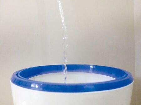 林女歡喜入住新厝,卻遇天花板滴糞水,她一氣之下向樓上鄰居與水電工求償,也向其他鄰居索要維修公共管路費用獲賠。示意圖。(柯毓庭攝)