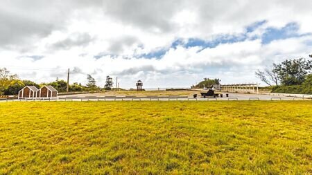 新竹縣政府將廢棄的鳳坑漁港打造成鳳坑沙灣,環境煥然一新。(羅浚濱攝)