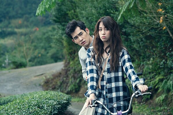 歐陽妮妮(前)、張書豪因合作「腦波小姐」結緣。圖/麗象影業提供