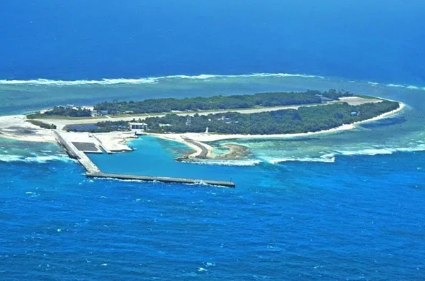 海巡署民國113年度預算案披露,原定今年9月完工的南沙太平島港側浚深及碼頭整修工程,延後完工,明年增編近億元工程款。圖/漁業署提供