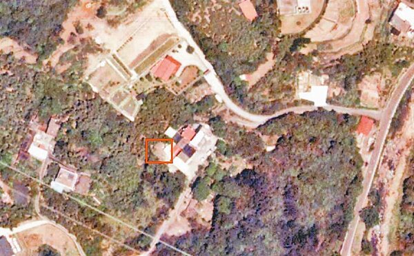 賴清德指老家是在法令頒布前合法翻修。圖為賴清德老家後方的建物,2003年8月9日空照圖顯示尚未存在。(讀者提供/周毓翔台北傳真)