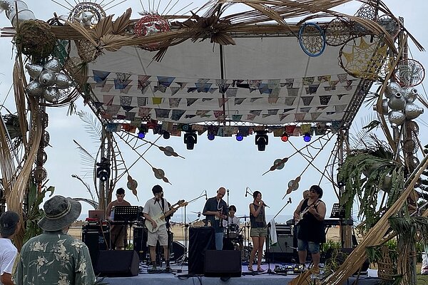 東北角暨宜蘭海岸國家風景區將於9月16日至9月17日在福隆海水浴場舉辦2023福隆生活節-饗食光「草地浪花音樂會」。照片由笨道策展有限公司提供