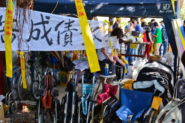 20130827第三波華光社區拆遷,抗議民眾準備輪椅,用以推行動不便之老人一起前往凱達格蘭大道示威。(好房News記者 陳韋帆/攝影)