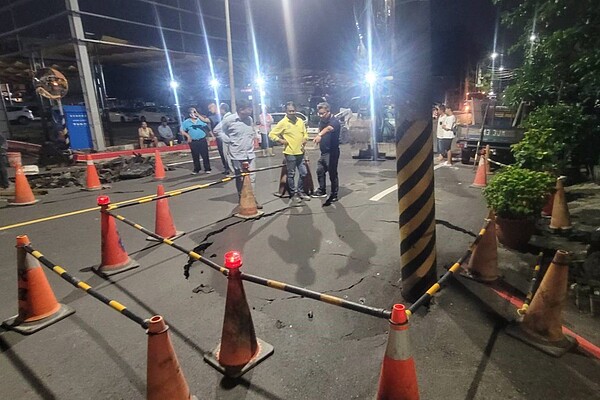 高雄仁武區出現地層下陷。圖/取自高雄市議員黃飛鳳個人臉書