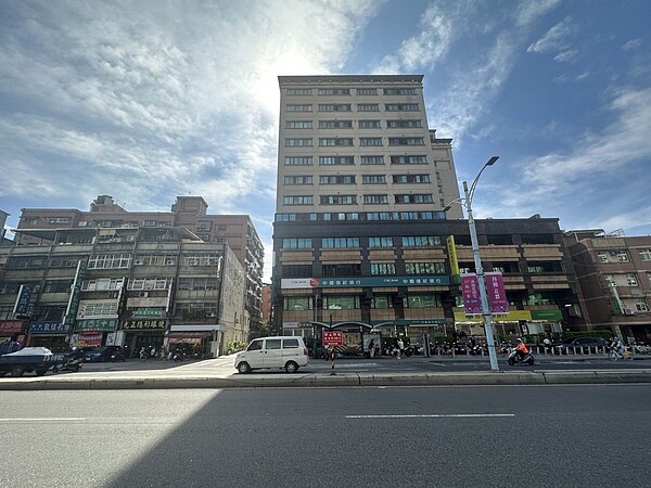 法人買下新莊金店面,當銀行房東。圖/台灣房屋中正富國店提供