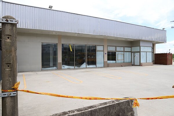 新竹縣湖口鄉八德路二段一處連鎖超商，因位於農業區鋪設水泥經營超商，遭強制斷水、斷電。圖／新竹縣政府提供