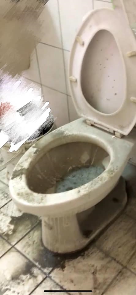 ▼文章還分享照片，顯示馬桶廁被倒入大量泥漿，液體噴濺到浴室地板。（示意圖／翻攝「買房知識家A你的Q」）