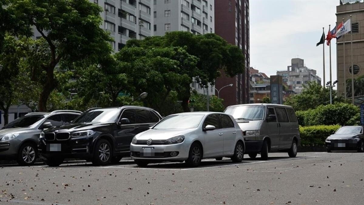 ▼友人年輕時先買車，如今看到房價飛漲，想跟進卻口袋空空。（示意圖／東森新聞）