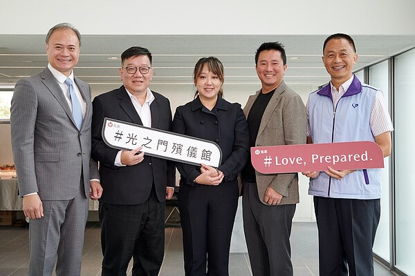 龍巖『光之門』殯儀館7日舉辦開幕啟用典禮,龍巖董事長Kelly(中)率領高階主管出席。圖/龍巖提供