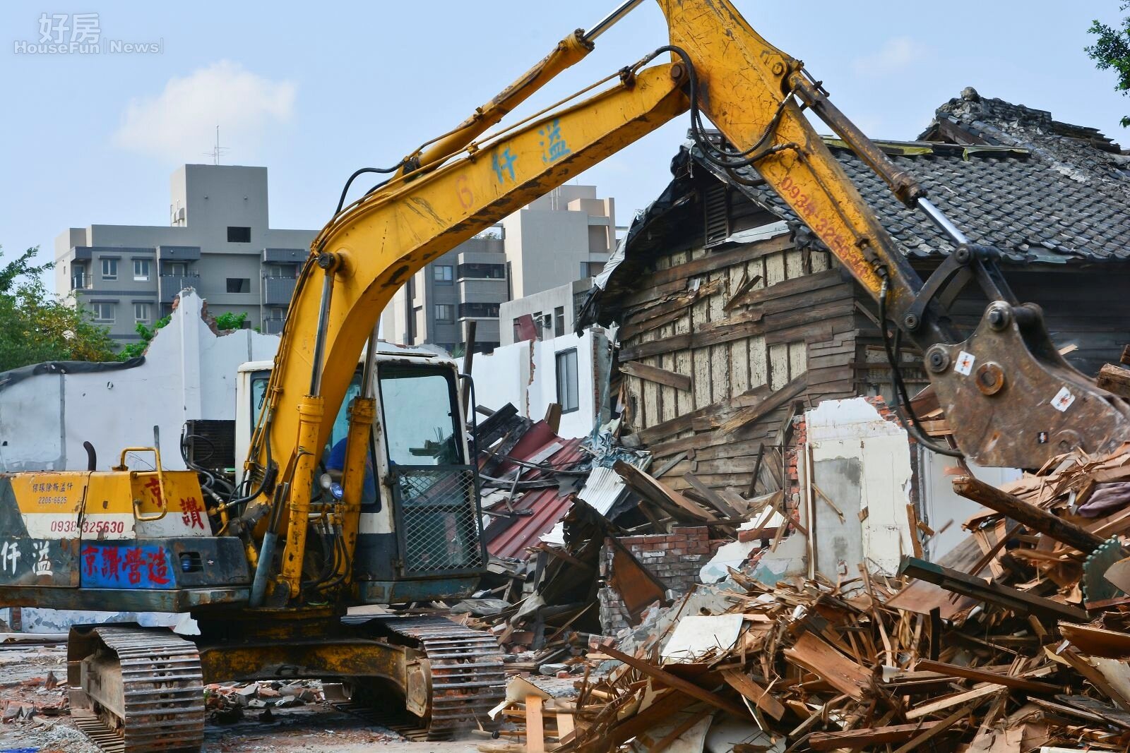 20130827第三波華光社區拆遷,挖土機進入社區內拆除樓房情境圖。(好房News記者 陳韋帆/攝影)