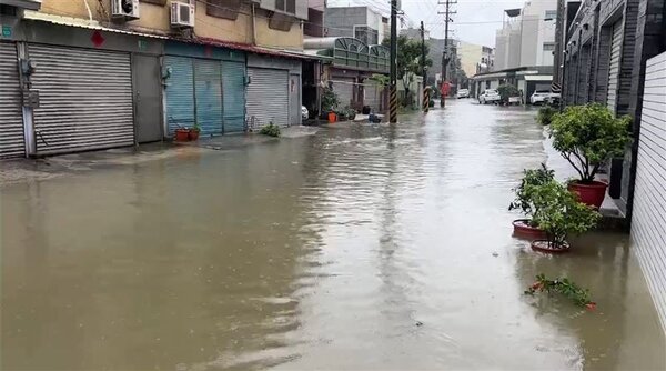 仁德區道路積淹水。圖／好房網News記者翻攝