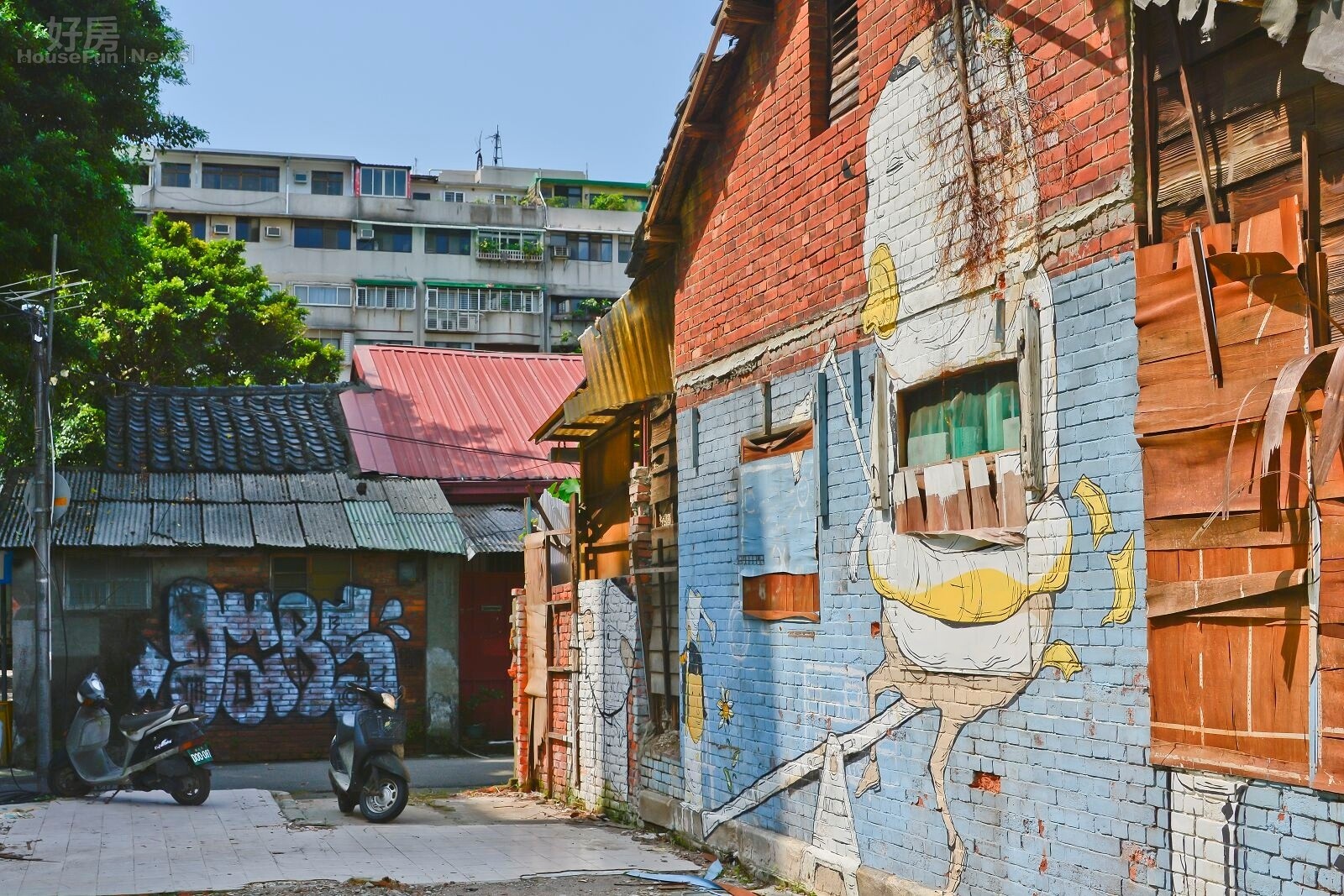 20130827第三波華光社區拆遷,民眾以幽默的方式塗鴉,控訴政府圖利財團不公。(好房News記者 陳韋帆/攝影)