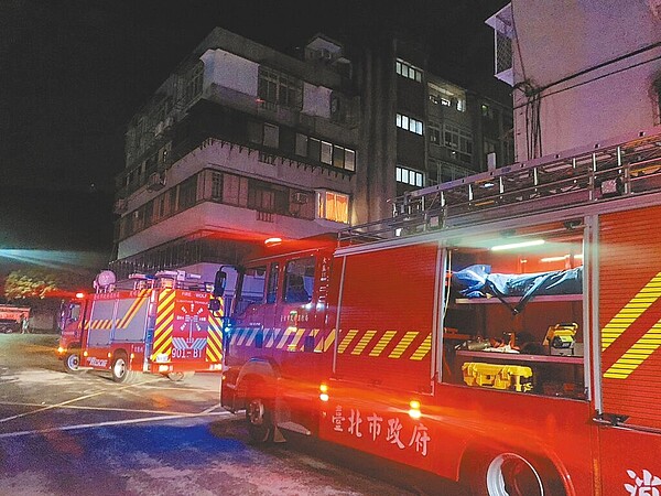 7日晚間台北市中山區大直街巷內建案都更重建海砂屋,造成附近房屋傾斜,影響附近35戶住戶。(台北市議員陳怡君提供/劉彥宜台北傳真)