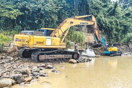 
新竹縣關西鎮鳳山溪汙染事件，環保局應居民要求移開消波塊，清除底泥作業7日完成。（羅浚濱攝）
