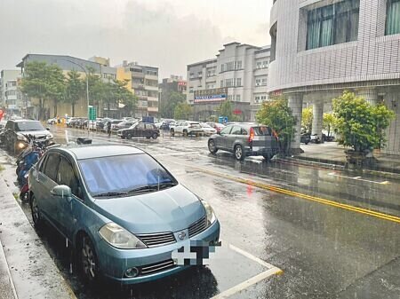 南投市三和一路等12條主要街道將畫1000個停車格,最快年底實施路邊停車收費。(楊靜茹攝)