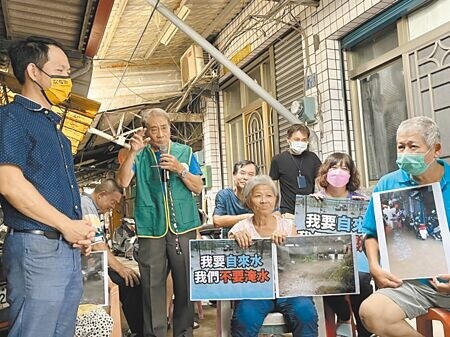 
高雄市鳳山區仙公廟附近70多年的老社區，10餘位住戶與時代力量高雄黨部及台南環保聯盟昨天在社區巷口開記者會，怒喊「排水規畫出問題、淹水淹到心很疲」，呼籲市府有關單位出面協助處理。（林雅惠攝）
