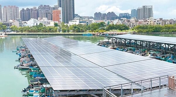 台南市安平漁港棧橋碼頭遮陽設備結合太陽光電設施，漁民肯定不必再受日曬之苦。圖／記者吳淑玲攝影
