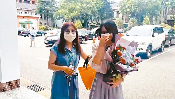 蔡麗清(右)和各局處同仁辭行,許多局處同仁送上花束、禮物和卡片,讓她不禁紅了眼眶。記者張裕珍/翻攝