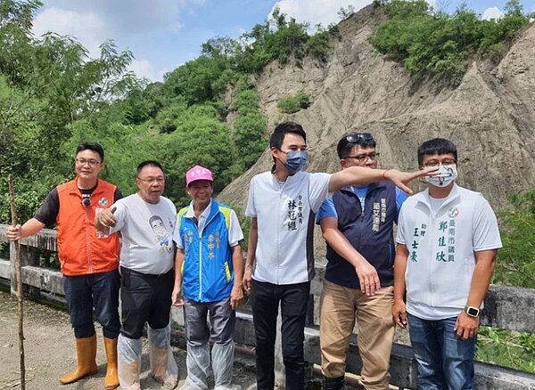 台南龍崎牛埔惡地自然景觀地方要求廢止工業區、改設保留區,市議會會勘。記者周宗禎/翻攝