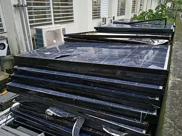 受損的光電面板，由於是特殊材料不能任意棄置，環保局長郭建成表示光電面板對於環境會有嚴重汙染，因此，已主動連繫校方，協助逆向回收，交由廠商做後續處理。圖／讀者提供
